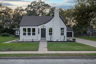 918 Front St, Columbus, TX 78934