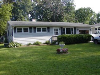 417 W Dowell Rd, McHenry, IL 60051