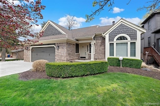1095 Oregon Blvd, Waterford, MI 48327
