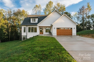 27 Baxter Woods Ln, Candler, NC 28715