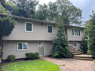 25 Blanchard Dr, Northport, NY 11768
