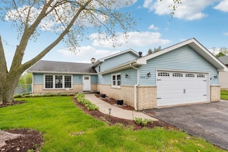204 Oakleaf Rd, Lake In the Hills, IL 60156