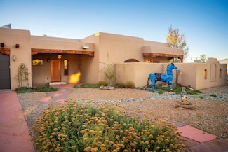 901 Vista Primavera Dr, Taos, NM 87571