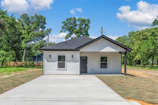 102 Navajo Dr, Mabank, TX 75156