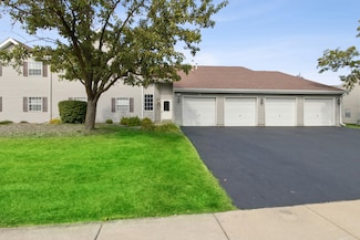 66 Gant Cir Unit D, Streamwood, IL 60107