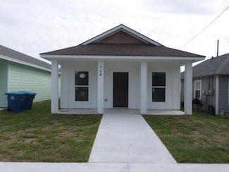 704 N Gagon St, Rockport, TX 78382