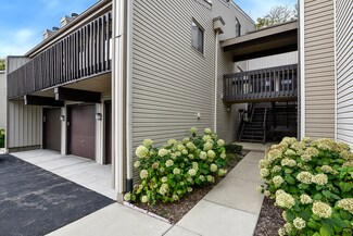 75 White Oaks Rd, Fox Lake, IL 60020