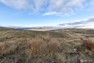 731 Point Dr, Selah, WA 98942