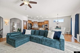 7645 Leawood St, Papillion, NE 68046