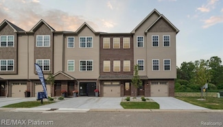 1689 Pinecroft Ln, Howell, MI 48855