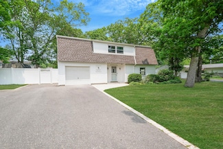 5439 Expressway Dr N, Holtsville, NY 11742
