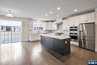 30 Cinnamon Dr, Upper Saddle River, NJ 07458