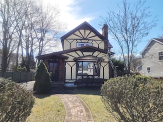 32 Swan River St, Patchogue, NY 11772