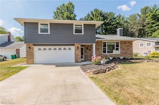 3336 Lotus Ln, Seven Hills, OH 44131