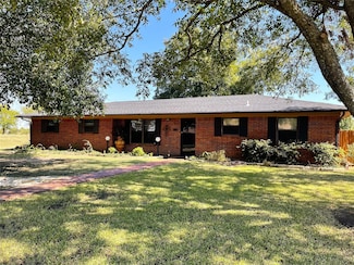 100 Twin Cir, Wortham, TX 76693