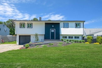 50 Gettysburg Dr, Holbrook, NY 11741