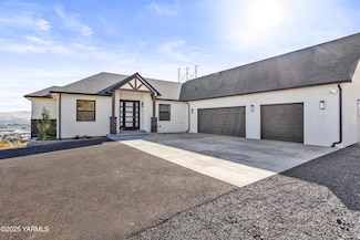 1101 Heritage Hills Dr, Selah, WA 98942