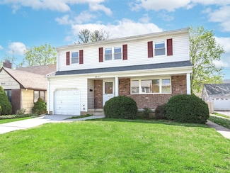 54 Meadow St, Garden City, NY 11530