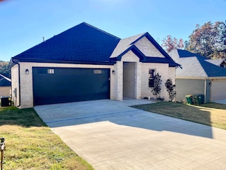 8117 Kanis Oaks Dr, Little Rock, AR 72204