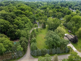 11 Beechwood Dr, East Aurora, NY 14052