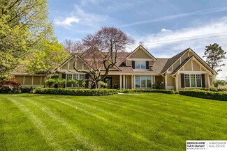 9737 Fieldcrest Dr, Omaha, NE 68114