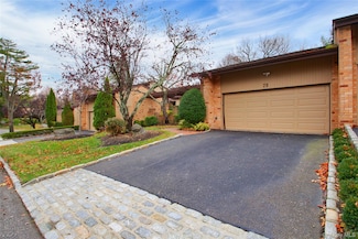 29 Woodland Dr, Roslyn, NY 11576