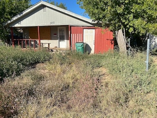 307 E Summit Ave, Electra, TX 76360
