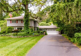 10 Creekside Ln, Rochester, NY 14618