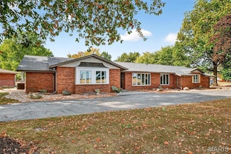 313 Hazelwood Dr, Alhambra, IL 62001