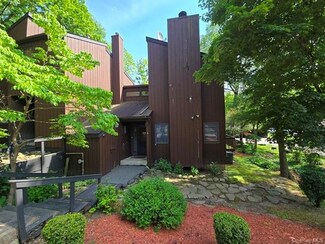 15 Redwood Dr, Highland Mills, NY 10930