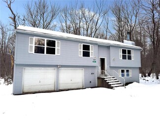 959 Country Place Dr, Tobyhanna, PA 18466
