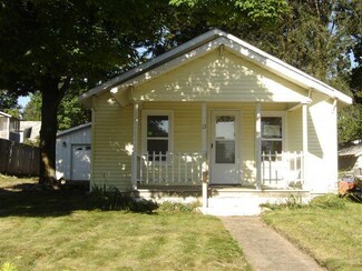 13 S Apple St, Hart, MI 49420
