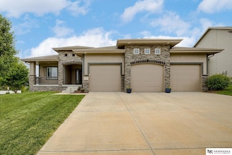11051 Edgewater Dr, Papillion, NE 68046