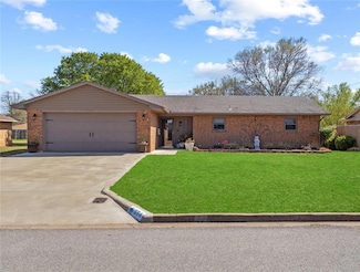 554 Sunset Dr, Watonga, OK 73772
