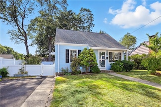 8 Pine Grove St, Rumford, RI 02916