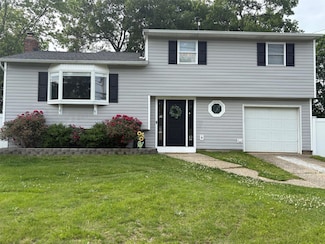 93 Holiday Park Dr, Centereach, NY 11720