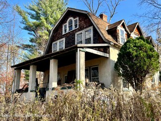 18 Strawridge Rd, Wallkill, NY 12589