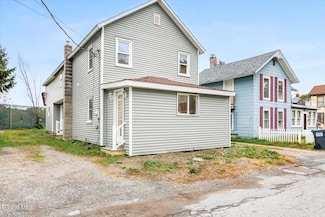 15 Nixon St, Hoosick Falls, NY 12090