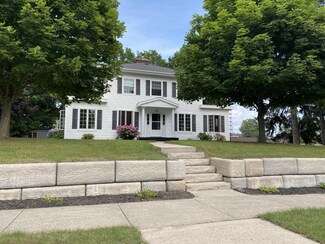 106 N Ferry St, Ludington, MI 49431