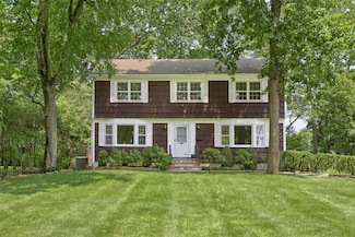 1 Welwyn Ln, Valhalla, NY 10595