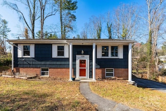 1226 Pinebrook Cir, Hendersonville, NC 28739