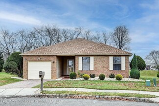 7 Amberly Ct, Marlboro, NJ 07746