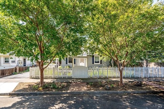 1673 E St, Napa, CA 94559