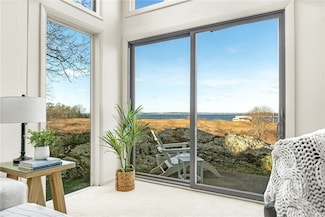 29 Seabreeze Ln, Bristol, RI 02809