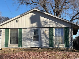 210 Reservoir Rd, Pekin, IL 61554