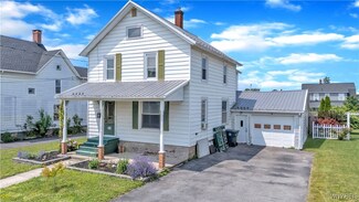 45 Park Ave, Middleport, NY 14105