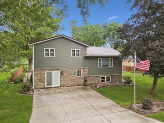 224 S 3rd St, Harpers Ferry, IA 52146