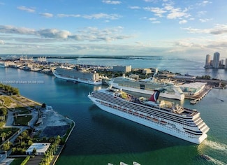 227 NE 2nd St Unit 1703, Miami, FL 33132