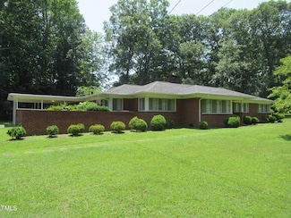 911 W 6th St, Siler City, NC 27344