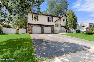 17 Cherry Bend Dr, Howell, NJ 07731